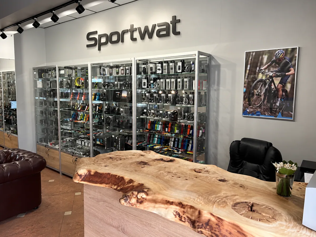 Торговый зал Sportwat: витрины с часами Garmin и стойка выдачи